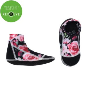 DEUX PAR DEUX On se jette à l'eau CHAUSSONS D'EAU AVEC IMPRIMÉ DE ROSES SUR FOND NOIR