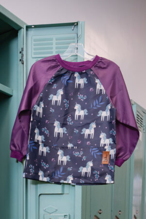 DEUX PAR DEUX LA RENTRÉE 26 TABLIER SCOLAIRE BLEU MAUVE IMPRIMÉ LICORNE